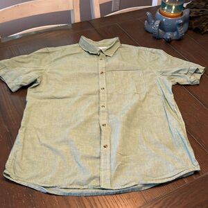Old Navy Men’s Short Sleeve Button up Dress shirt.  Size L.  Green Gingham.
